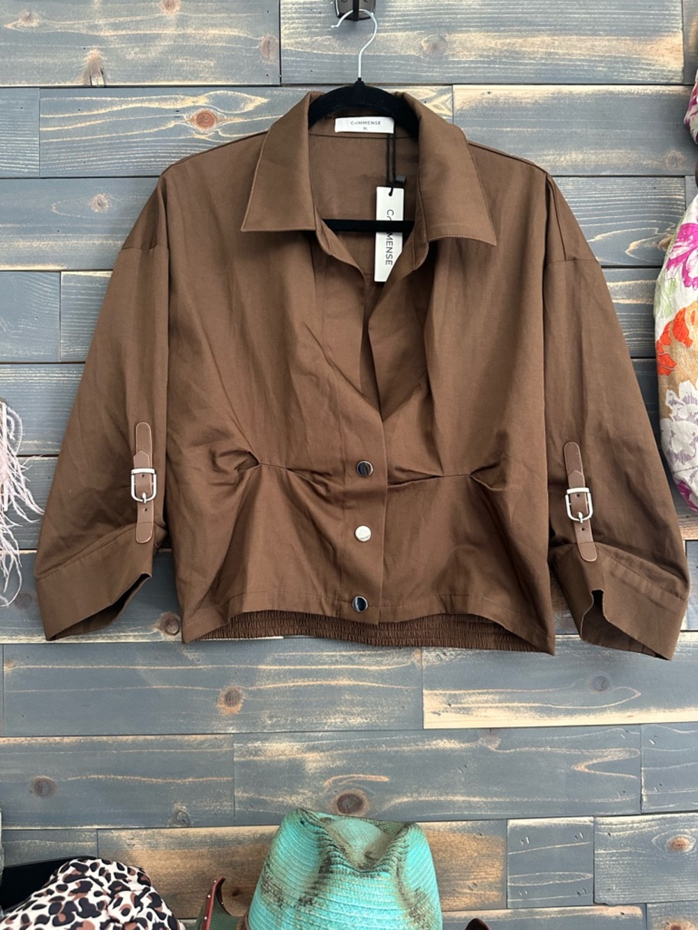 Cropped Collar Buttoned Shirts - Picture 4 of 10